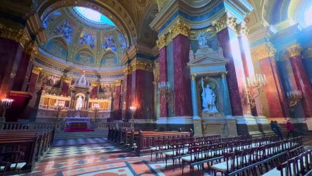 Panoramisk Interiör Stephens Katedral Med Rikligt Inredda Sanctuary Utsmyckad Kupol — Stockvideo