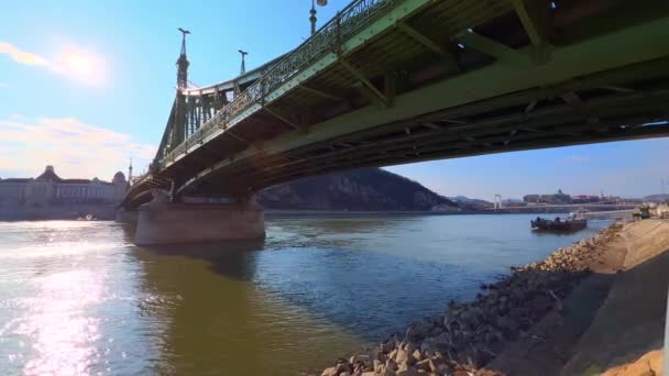 Budapest Panorama Desde Debajo Del Puente Libertad Observando Río Danubio — Vídeos de Stock