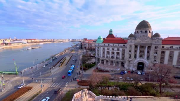 Gellert Hill Otevírá Výhled Náměstí Gellerta Rychlým Provozem Řeku Dunaj — Stock video