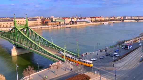 ゲラートヒルからブダペストの街並み ドナウ川 リバティ橋 乗用車とヴィンテージのトラム ハンガリーを観察 — ストック動画