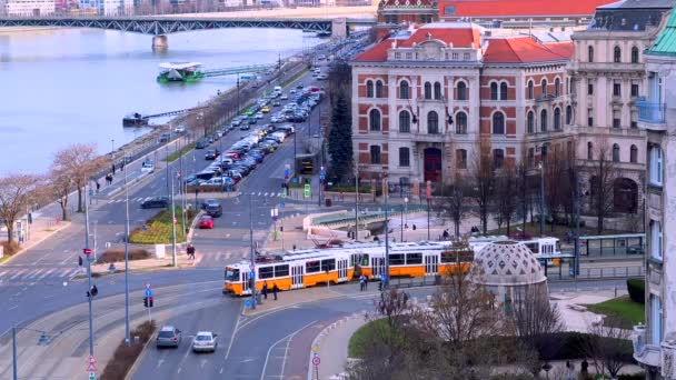 ダヌーブ川とゲラートホテルとサーマルバス ブダペスト ハンガリーの間に位置するセントゲラート広場の忙しい交通 — ストック動画