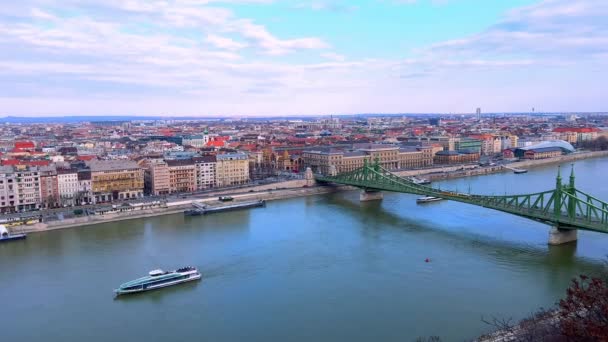 歴史的なペストハウスのパノラマ ダナウ リバティとエリザベス橋と川上の船 ブダペスト ハンガリー — ストック動画