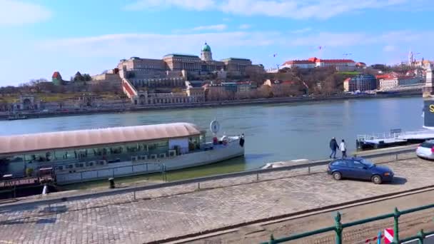 Вид Трамвая Дунай Исторический Замок Буда Будапешт Венгрия — стоковое видео