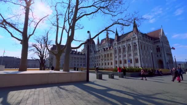 Panorama Place Ensoleillée Lajos Kossuth Avec Musée Ethnographique Sculpté Parlement — Video