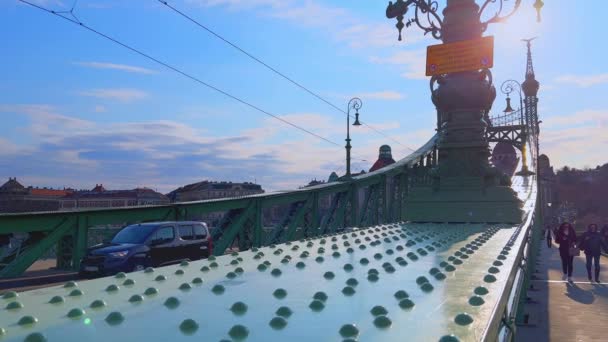 Primer Plano Metalurgia Liberty Bridge Con Tráfico Segundo Plano Budapest — Vídeos de Stock