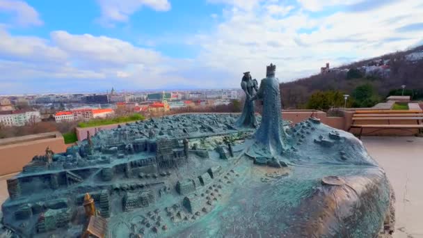 美しいプリンスブダと公園のプリンセスペスト彫刻のサークルパノラマ ゲラートヒル ブダペスト ハンガリー — ストック動画
