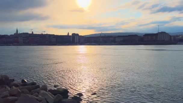 Pôr Sol Nebuloso Sobre Rio Danúbio Partir Aterro Pest Budapeste — Vídeo de Stock