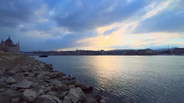 Rippad Donau Vid Den Molniga Solnedgången Med Ungerska Parlamentet Och — Stockvideo