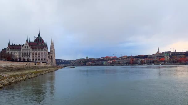 Impresionante Edificio Del Parlamento Gótico Terraplén Del Río Danubio Pest — Vídeo de stock