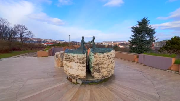 ブダ王子とプリンセス ペストの彫刻は ゲラートヒル ブダペスト ハンガリーの石の眺めテラスに位置しています — ストック動画