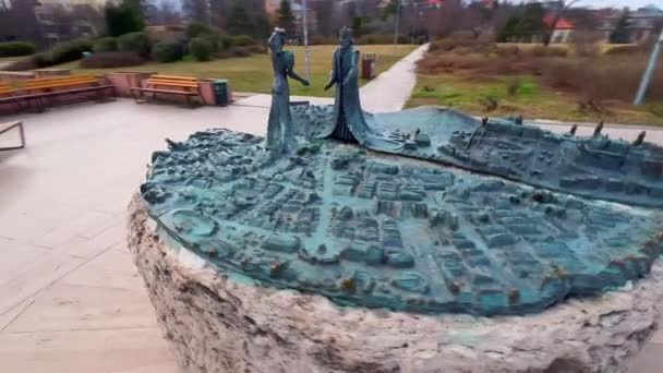 位于匈牙利布达佩斯Gellert Hill石阶上的Buda王子和Pest公主雕像的圆形全景 — 图库视频影像