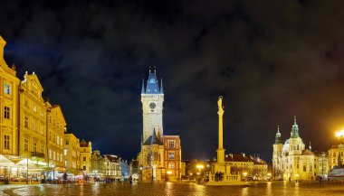 Eski kasaba meydanında eski belediye binası ve St Nicholas Kilisesi 'nin parlak ışıklarıyla, Prag, Çek