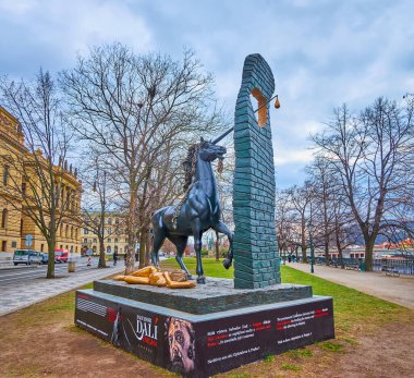 PRAG, CZECHIA - 7 Mart 2022: Salvador Dali heykeli - Enigma, 7 Mart 'ta Prag' da, Vltava Nehri 'nin Dvorak Embankment' ında yer aldı.