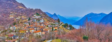 Arka planda Monte Bre, Lugano Gölü ve Lugano Prealps yamacındaki Bre köyünün panoraması, Ticino, İsviçre