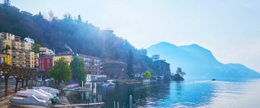 Lugano Gölü 'nün kıyısından sabah manzarası, tekneler ve sisli Alpler, Lugano, Ticino, İsviçre