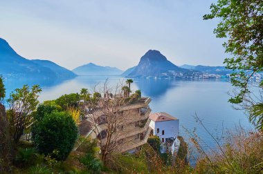 Lugano Gölü ve San Salvatore Gölü 'nün önündeki yemyeşil çatı bahçesi, Monte Bre yamacından, Lugano, Ticino, İsviçre
