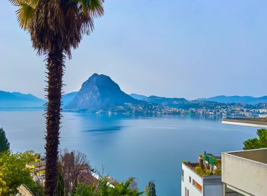 Monte Bre yamacındaki dağ köyünden Monte San Salvatore ve Lugano Gölü, Castagnola, Lugano, İsviçre