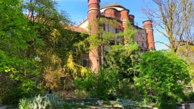 Birçok farklı bitki türü dahil olmak üzere yemyeşil ağaçlar ve bahçe yatakları olan güzel Brera Botanik Bahçesi 'nin panoraması, Milano, İtalya