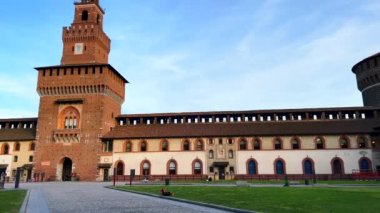 Korunmuş ortaçağ Corte Maggiore (Piazza d 'Armi, Arms Mahkemesi) panoraması yüksek duvarlar, tuğla Torre del Filarete ve yan kuleler (Torrione del Carmine, Torre di Santo Spirito), Sforza Castle, Milan, İtalya