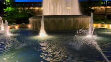 Sforza Kalesi, Piazza Castello, Milan, İtalya 'nın ortaçağ Filarete Kulesi önündeki Castle Fountain' in dikey manzarası