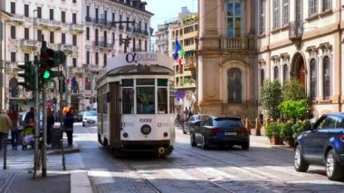 Via Meravigli, Milan, İtalya 'da yoğun trafik ve küçük eski tramvay