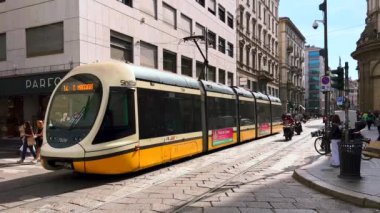 Eski kasaba Milan, İtalya 'da bulunan Turist ve Alışveriş Via Torino' nun yoğun trafiği ve klasik tramvayı