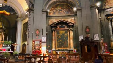 Tarihi San Sebastiano Kilisesi 'nin panoramik iç mimarisi. Mannerist tarzda inşa edilmiş ve heykeller, freskler, boyanmış ikonlar, oyulmuş taşlar, odun, Milan, İtalya
