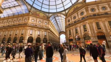 Vittorio Emanuele II 'nin kalabalık galerisinin panoraması renkli mozaikler, taş oymalar, cam kasa ve kubbe, Milan, İtalya