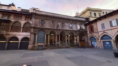 Tarihi Piazza dei Mercanti (Merchants Meydanı) Palazzo delle Scuole Palatine, Loggia degli Osii, Piazza dei Mercanti, Casa Panigarola ve sütunlarla süslenmiş taş ocağı, Milan, İtalya