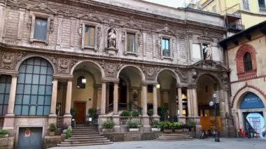 Piazza dei Mercanti Panoraması (Merchants Meydanı) ortaçağ sarayları - Palazzo delle Scuole Palatine, Loggia degli Osii, Piazza dei Mercanti, Casa Panigarola ve sütunlarla süslenmiş taş çukuru, Milan, İtalya