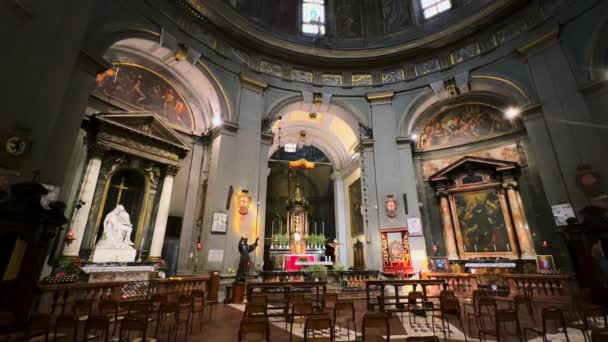 意大利米兰 圣塞瓦斯蒂安诺教堂的垂直全景 带有深灰色墙壁 装饰有图标 壁柱和装饰华丽的内部穹顶 — 图库视频影像