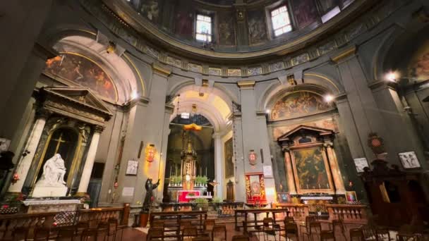 マナー主義者のサン セバスティアノ教会の内装 灰色の壁 アーチ 彫刻のチャペル フレスコ画 ミラノ イタリア — ストック動画