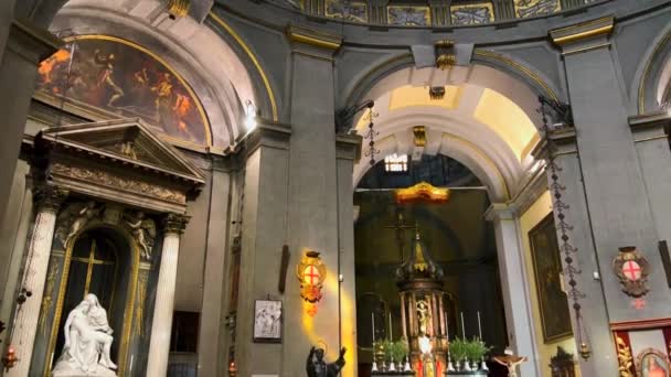 意大利米兰 圣塞瓦斯蒂安诺教堂礼堂 有灰色墙壁 雕塑和壁画穹顶 — 图库视频影像