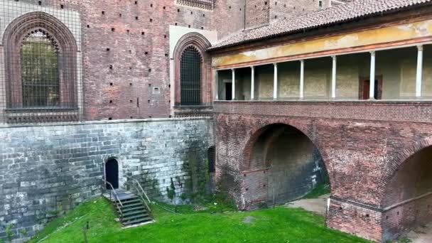 Πανόραμα Του Προμαχώνα Κάστρο Sforza Τάφρος Καλύπτονται Πράσινο Γρασίδι Torre — Αρχείο Βίντεο