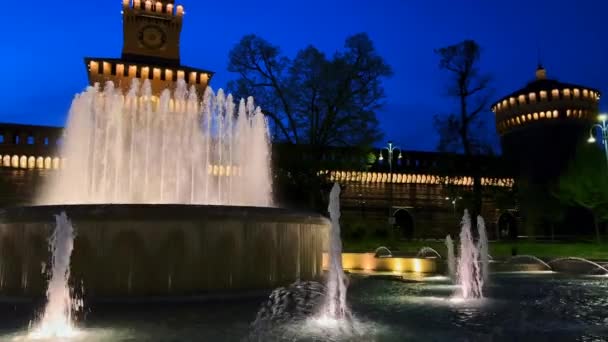カステッロ広場の夜のパノラマ ゴールデンライトの城の噴水 ミラノ イタリア — ストック動画