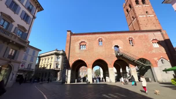 中世の装飾的なレンガの宮殿のパノラマ ブロレット アーケードと背の高い塔 ローマ広場 モンツァ イタリア — ストック動画
