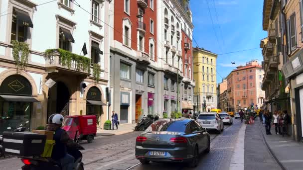 Der Langsame Verkehr Auf Der Engen Belebten Meravigli Alten Mailand — Stockvideo