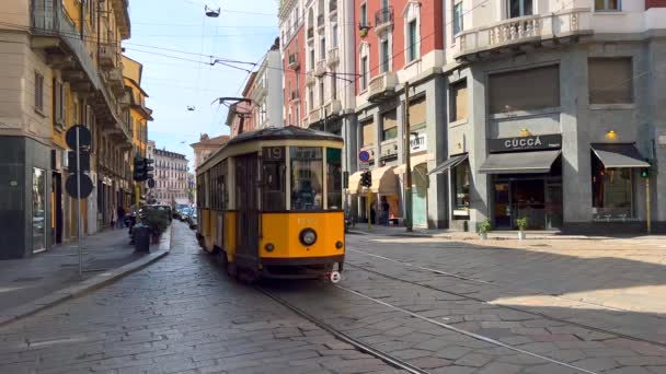 Die Gelbe Oldtimer Straßenbahn Die Durch Die Enge Historische Meravigli — Stockvideo