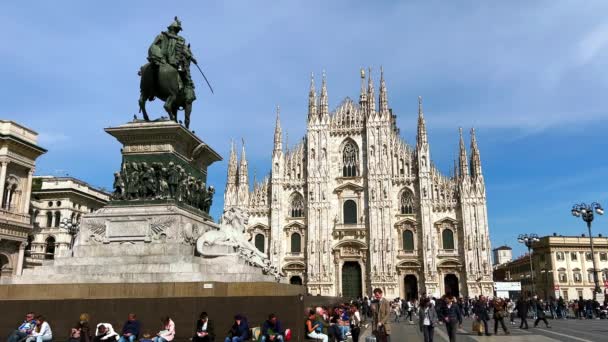 Кінна Статуя Вітторіо Емануеле Перед Видатним Готичним Міланським Собором Італія — стокове відео