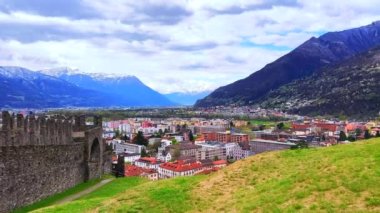 Montebello Kalesi 'nin yamaçtan aşağı doğru yürüyün ve İsviçre' nin Ticino şehrindeki Alp manzaralarının ve Bellinzona 'nın evlerinin tadını çıkarın.