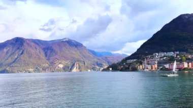 Lugano Gölü Panorama, Lugano Prealps ile çevrili, liman manzaralı tekneler ve Lugano Körfezi 'ndeki Getto d' Acqua çeşmesi, Lugano, Ticino, İsviçre