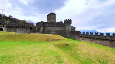 Montebello Kalesi 'nin dış koğuşu surlar ve ortaçağ kalesi Bellinzona, Ticino, İsviçre' nin panoramik manzarasını açıyor.