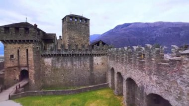 Montebello Şatosu 'nun iç koğuşu, ortaçağ taşını gözlemliyor. Yüksek kuleleri ve devasa surları olan Bellinzona, Ticino, İsviçre