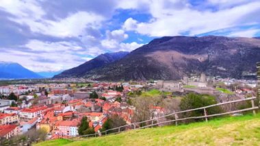 Kırmızı çatıları, renkli evleri, çan kuleleri ve Montebello Kalesi 'nin dışında korunmuş taş duvarları Ticino, İsviçre' den gelen Castelgrande vadisi.