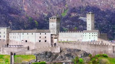 Montebello Kalesi, Ticino, İsviçre 'nin surlarından Orta Çağ Castelgrande ve Bellinzona çatıları manzarası