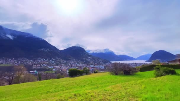 モンテブレとモンテ ボグリアのパノラマ アルパインの風景は 雲で覆われ ポルザ山脈 ティチーノ スイスの背景にあるルガーノ湖 — ストック動画