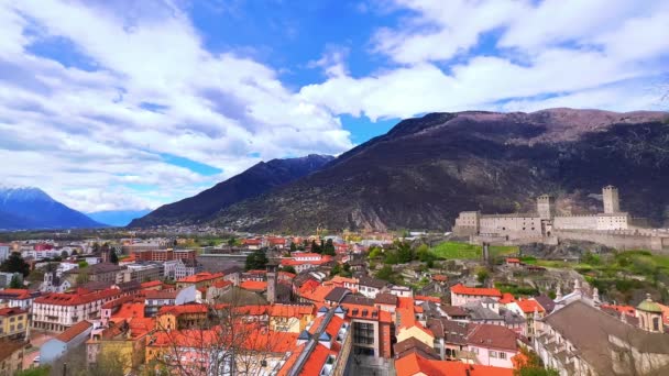 赤いタイル屋根 中世の石カステルグランデとアルプスの古いベルツォーナの街並み チキノ スイス — ストック動画