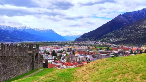 モンテベロ城の丘の外側を歩き ティチーノ スイスのベリンツォーナのアルプスの風景とハウジングをお楽しみください — ストック動画