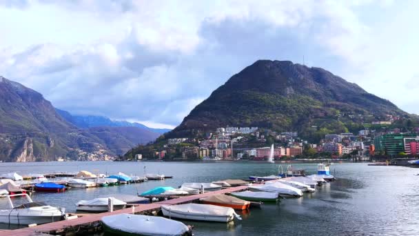 Varven Med Små Båtar Hamnen Vid Sjön Lugano Mot Monte — Stockvideo