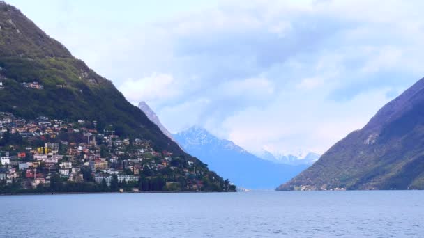 Lago Lugano Casas Nas Encostas Monte Bre Com Alpes Cobertos — Vídeo de Stock
